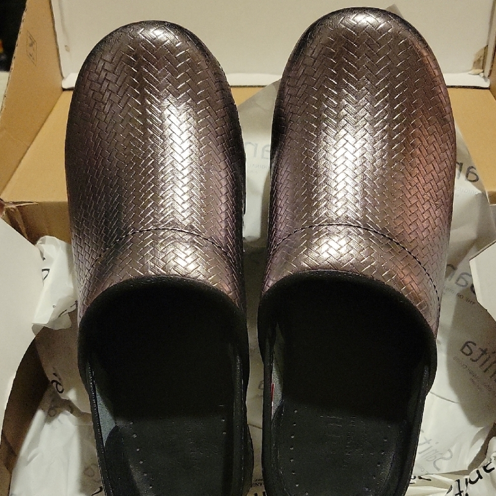 Sanita Womens Woven Metallic Clogs
